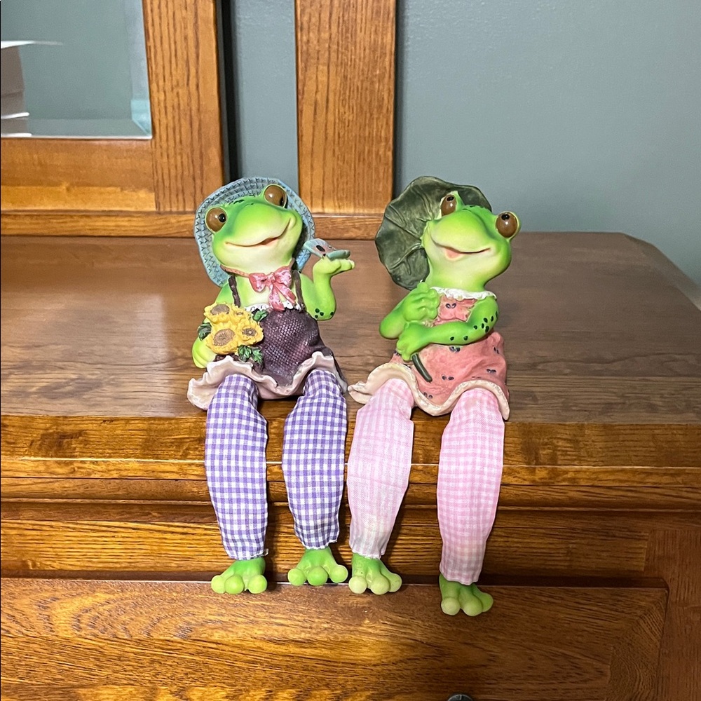 Charming Frog Figurines with Hats- set of 2